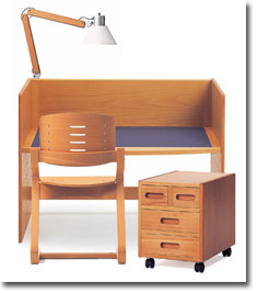 シンプルなFormioデスク。リノリウムの天板もよろしい。