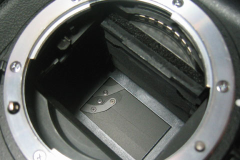 シャッターが閉まりっぱなしになってしまった，Nikon D70。修理費21,000円なり・・・。