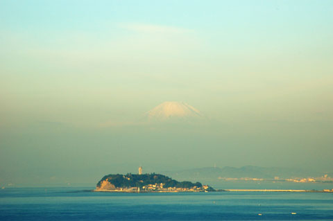 今日はVR24-120mmを持ってきたので，目一杯望遠側で撮ると，なんとか富士山の頭が！