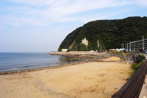 どっか遠くの漁村のような風景ですが，逗子海岸です。もう少し手前には海の家が並んでいます。