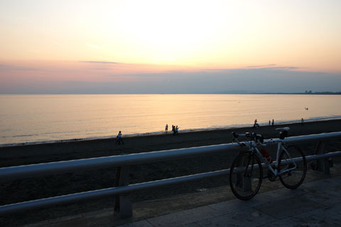 海辺の道はとっても景色が良いんだけど，自転車が砂まみれになるのが難点（Ｔ＿Ｔ）