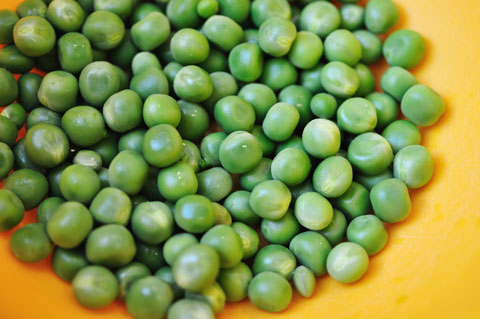 チビ達と手分けしてエンドウ豆を取り出す。緑がきれい。