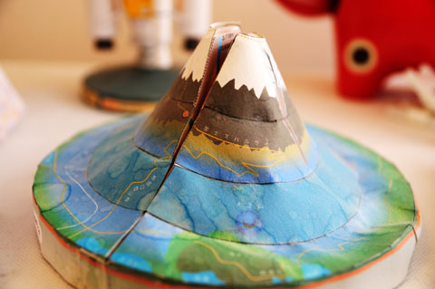 子どもが作ったペーパークラフト富士山。おぉ，スバルラインが書かれている！（＾＾）