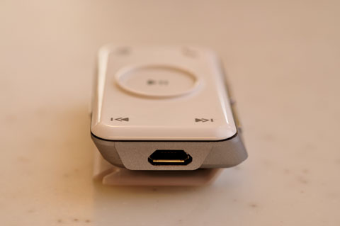 一見，mini USBに見えますが，専用充電器のコネクタです。