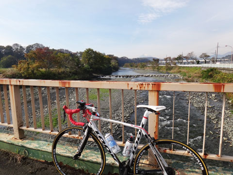 ほんと，タイムアタックをやめて，のんびりサイクリングしたくなる風景。富士山がきれいだなぁ・・・。