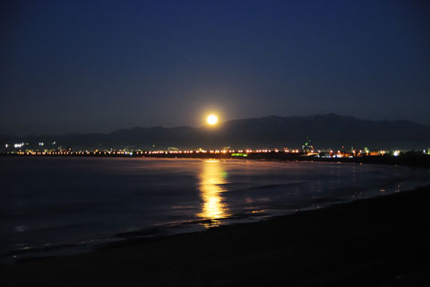 2011年12月の写真。朝４時半，氷点下の海辺を走り，「月の入り」を目撃していました・・・。