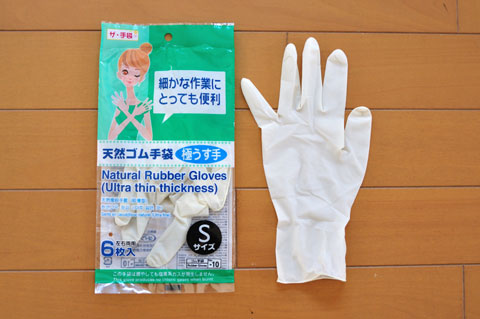 天然ゴム手袋（極うす手）です。６枚で105円。