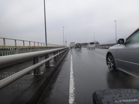 R20（甲府バイパス）で雨がきつくなってきました。交通量も多いし，ちょっと危険な感じ・・・。