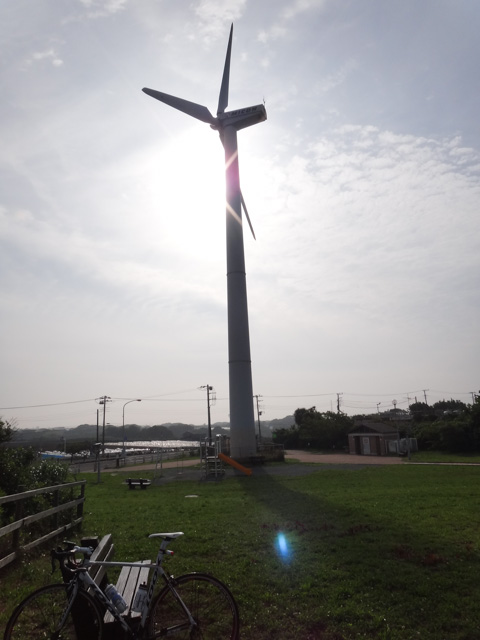 本日の目的地，三浦半島先端の「宮川公園」。大きな風車が格好いい～。