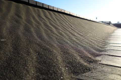 ウッドデッキにたまった砂を，大砂丘風に撮ってみる（笑）