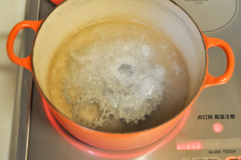鍋でパーツを煮込んで脱脂する，この映像は衝撃的でした（笑）