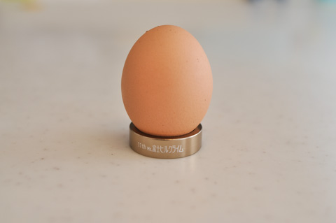 定番（？）のエッグスタンド。赤卵だと色合いがマッチ（＾＾）