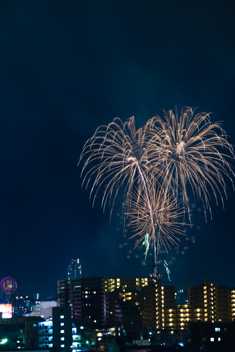 鶴見川の花火。左下のほうに光るのは，東京湾の対岸，千葉県の花火大会です（！）