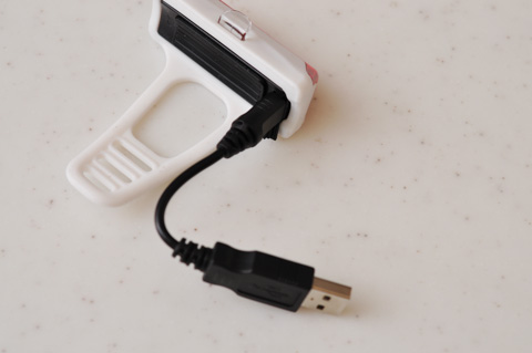 こんな風に，Micro USBケーブルで充電します。