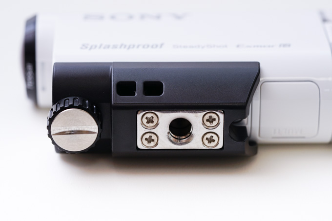 このアダプタ（同梱）を装着しないと，三脚には載せられません。なぜ，最初からねじ穴を大きくできない・・・？