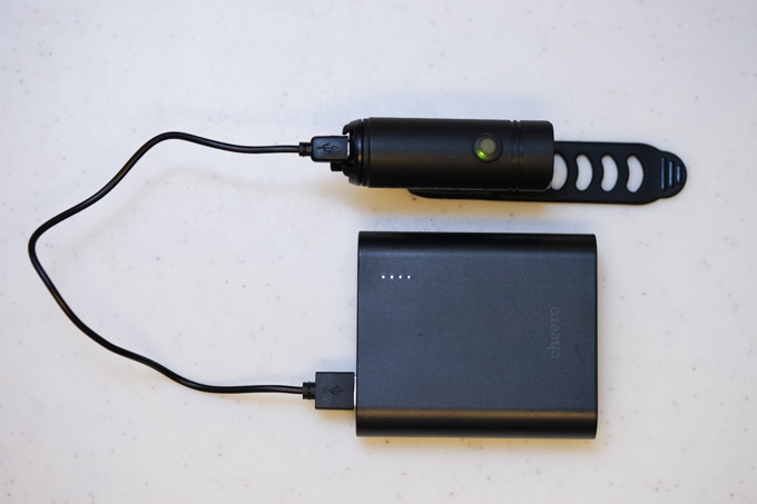 普通にMicro USBケーブルで充電できて便利です。