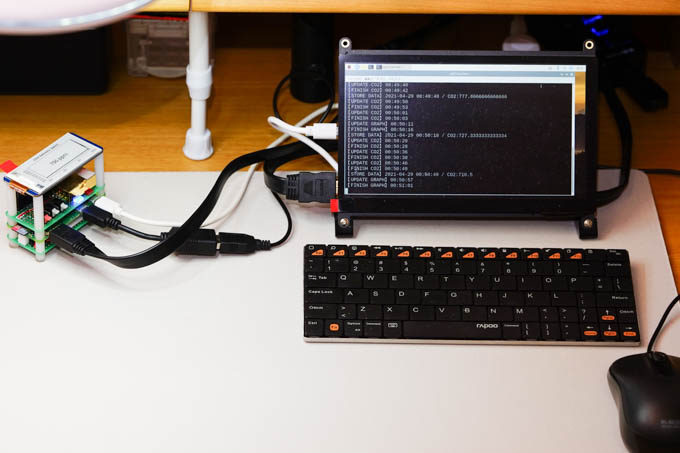デバッグ作業中。小さいけど、モニタ・キーボードをつなげば普通のLinuxパソコンです。