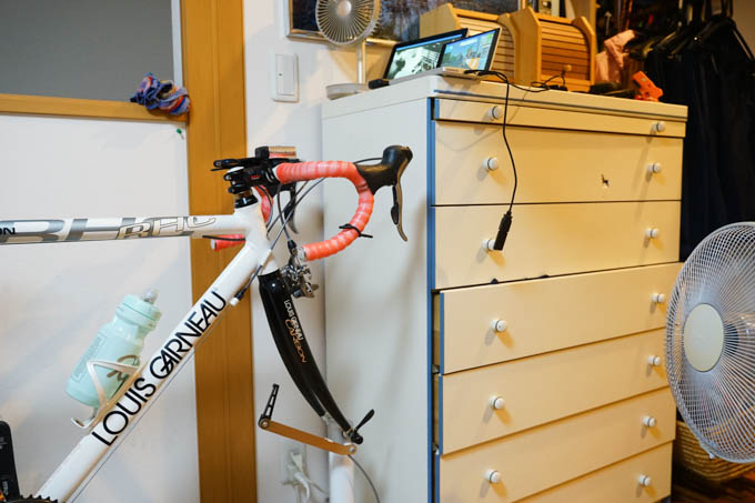 日常的にZWIFTをやらないと、自転車セット全体が部屋の片隅に追いやられます・・・。