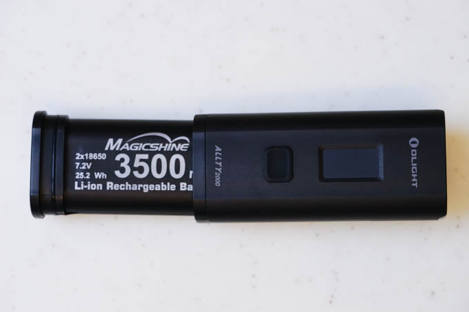 バッテリーは普通の18650です（単三よりデカい、Liでは標準的な形状）