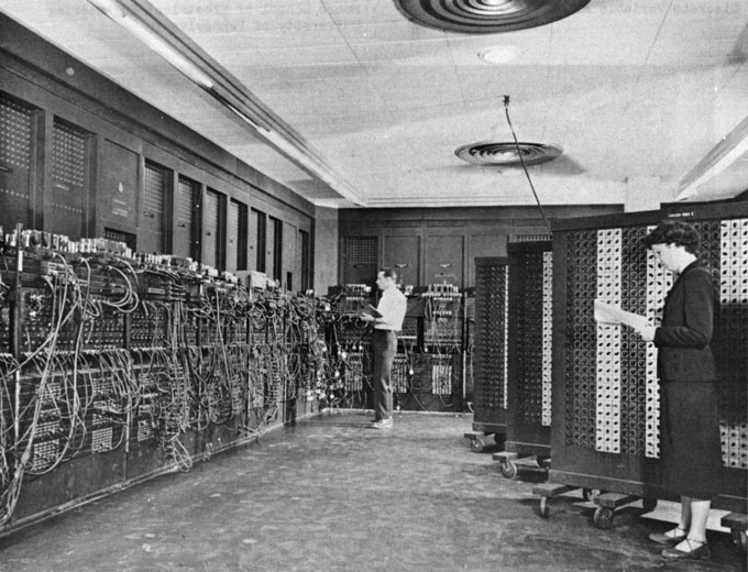 世界初のコンピュータ、Eniac。重量27トン。