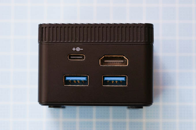 背面。電源、USB 3.0×2、HDMI。