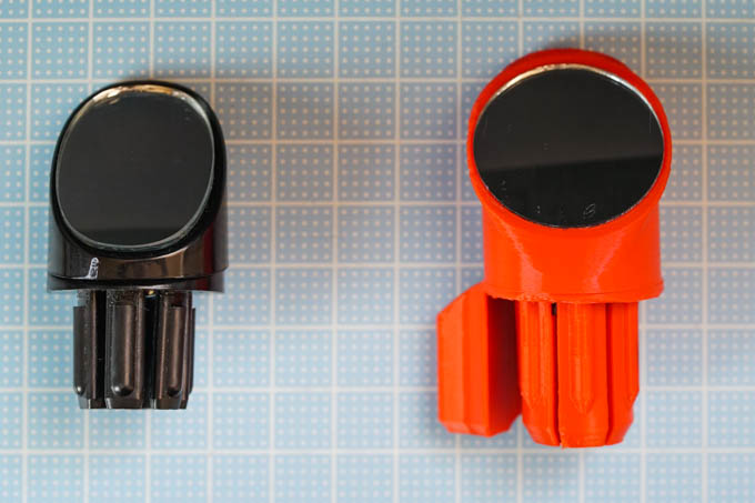 左がホンモノで、右が密造品です。密造品のほうが鏡のサイズは大きいんだけど、画角は狭い・・・。