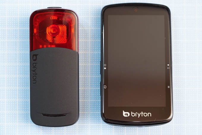 左がGARDIA R300L。かなりでかいです