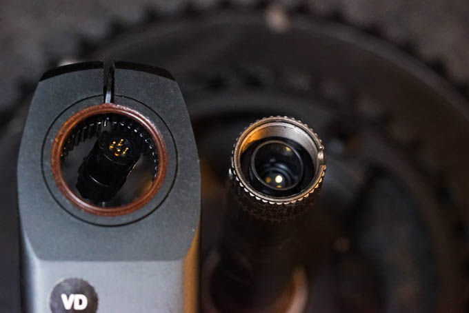 クランク軸の中をセンサーケーブルが通ります。すご～