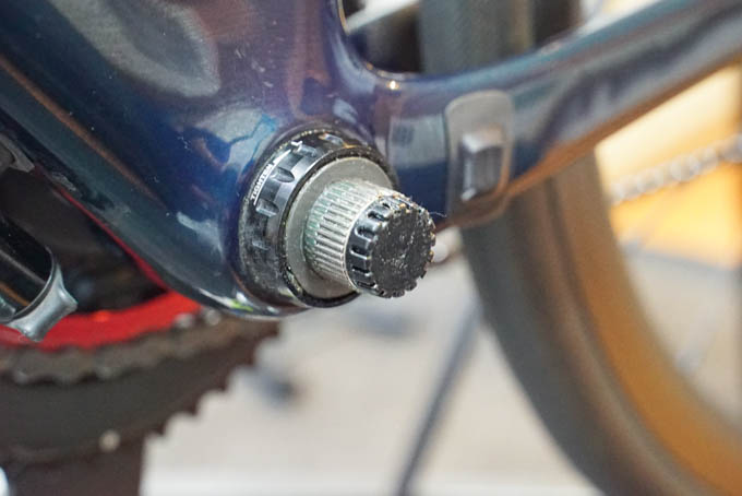 グリス侵入防止用のキャップをつけてBBを通します