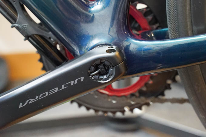 左クランクのセンサーコードを接続します