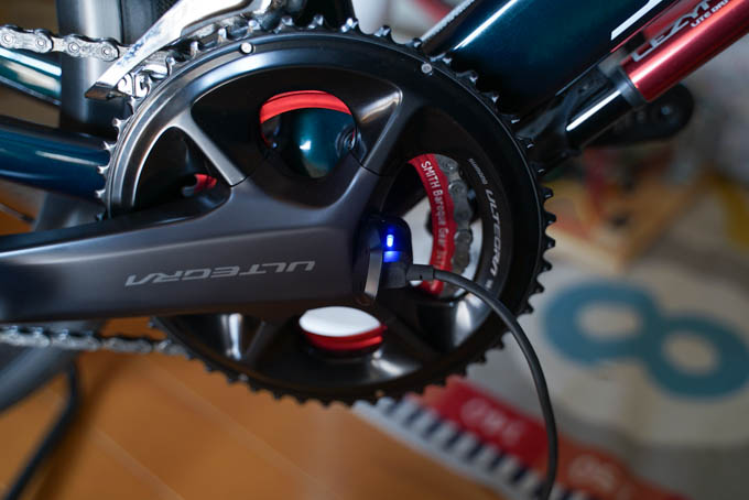 ペダモニはCR2032でしたが、FC-R8100-Pは充電です