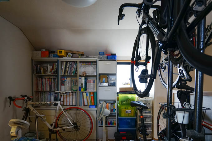 最近の自転車スペース。左向きに壁に向かっているのが、ローラー台用RHC号。