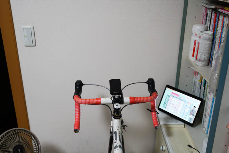 ZWIFTをやるときはこう。首が痛い・・。