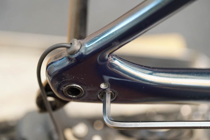 M4（M5かも）のボルトと、スルーアクスルで固定されています