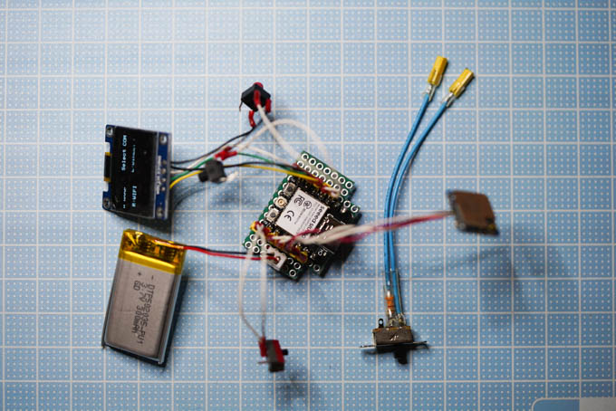 真ん中にいる小さい部品が、超コンパクト32bitマイコン、XIAO ESP32。