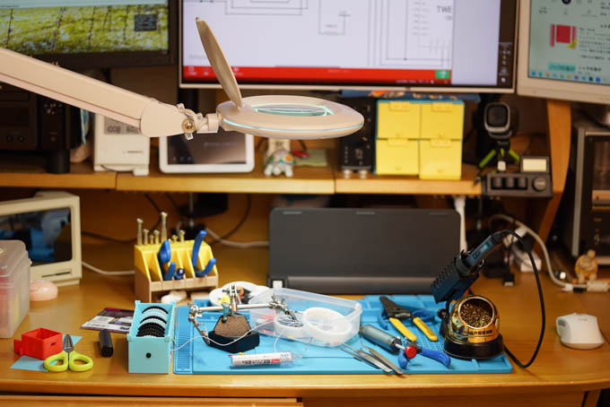 作ってるものは小さいけど、机はとっちらかります