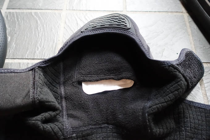 こんな風に、つま先部分のポケットに入れます